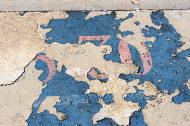 6 numara paslı metal plakanın üzerinde.