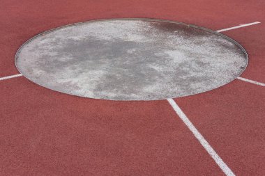 Boş bir stadyumda koşmak için kırmızı lastik bir ray.