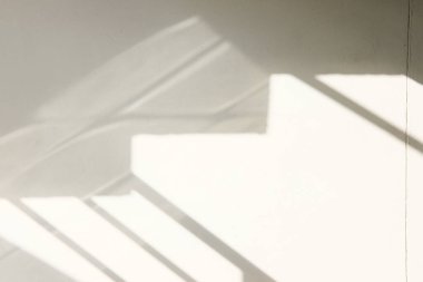 Beyaz arka planda gölgesi olan modern bir binanın gölgeleri.