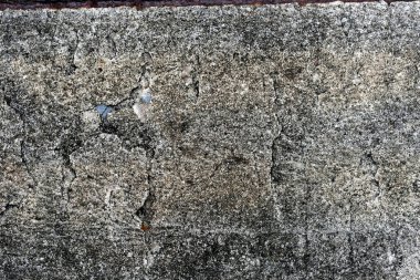 Çatlak ve çizikli eski gri beton duvar