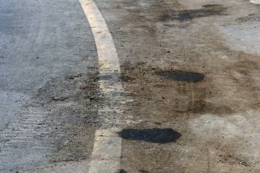 Tekerlekli ıslak asfalt yol