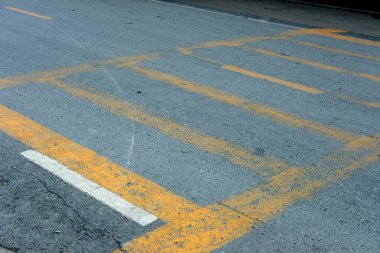 Yoldaki sarı ve turuncu çizgi