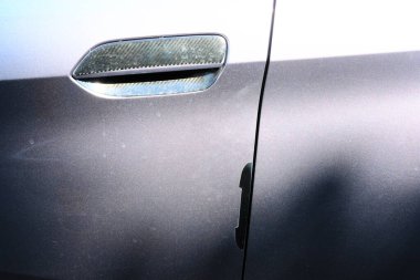 Araba kapı kolu sokakta.