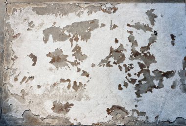 Çizik ve çatlaklarla dolu eski beton doku.