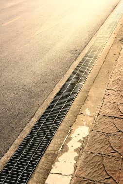 Şehir caddesinde kaldırım ve kaldırım