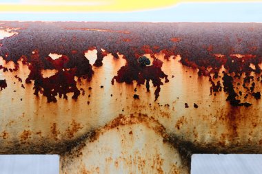 Paslı demir boru ve paslı demir köprü.