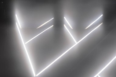 Karanlık bir stüdyoda parlayan neon hatları