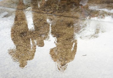 Su birikintisindeki su birikintisinin yansıması