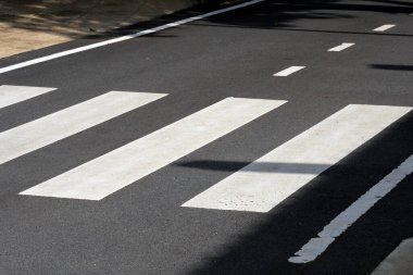 Beyaz çizgili ve çizgili asfalt yol