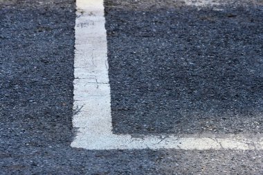 asfalt doku arka planında beyaz harf l