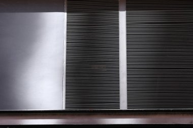 Beyaz arkaplan ile metal pencere