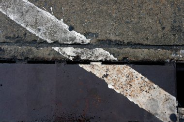 Çatlakları ve çizikleri olan eski beton bloklar