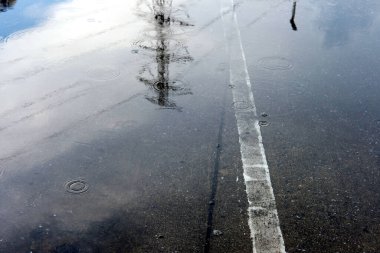 Islak zemine ve soyut forma yansıt