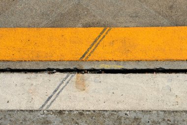 Yolunda sarı çizgili yaya geçidi, yaya geçidi. - Yaya geçidi mi? Yol sarı ve gri çizgilerle boyanmıştır. Yaya geçidi.