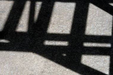 Beyaz bir duvarda gölgeler