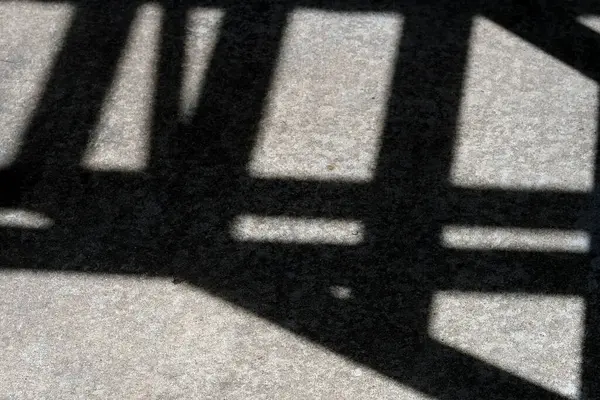 Beyaz bir duvarda gölgeler