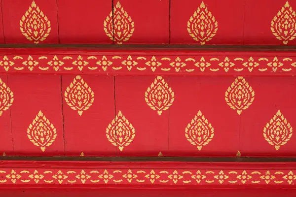 Thai tarzı ahşap kapı, kırmızı renkte.