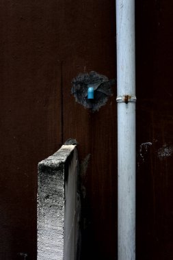 Beyaz arka planı olan paslı bir kapı.