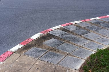 Şehirdeki asfalt yolda.