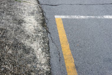 Asfalt yüzeyinde yol işareti