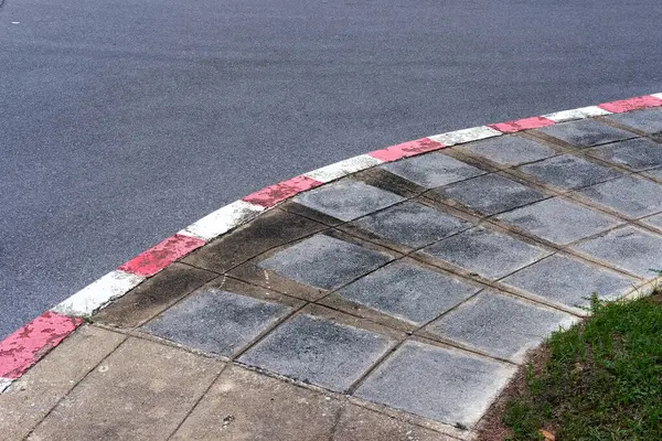 Şehirdeki asfalt yolda.