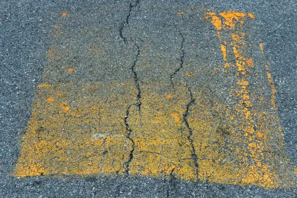 sarı ve kırmızı asfalt yol