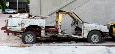 Sokaktaki eski bozuk araba.