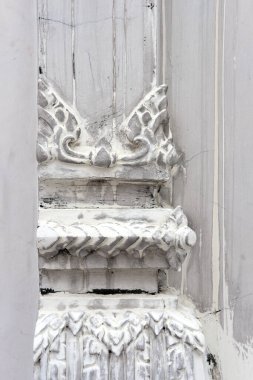 Beyaz tuğladan duvarı olan eski pencere