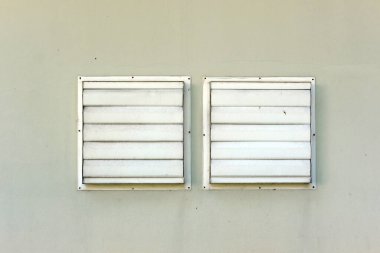 Gri arkaplanda beyaz ve kahverengi duvar ve beyaz dikdörtgen çerçeveler