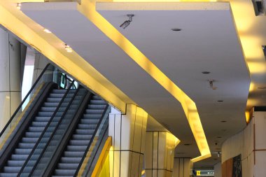 Modern bir alışveriş merkezinin içi..