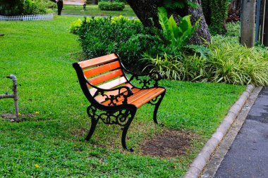 Parktaki eski ahşap bank.