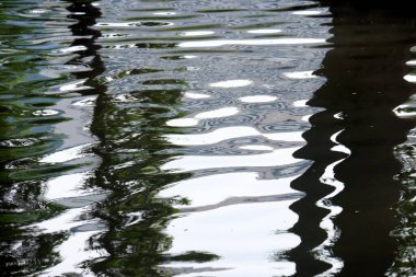 Şehirdeki nehrin güzel manzarası