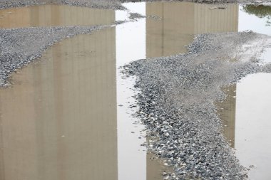 Yol beton ve taşlarla dolu.