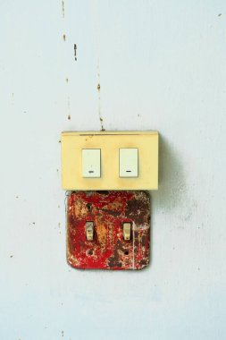 Duvardaki eski paslı elektrik prizi.