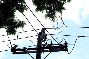 Elektrik direğine mavi gökyüzü ile