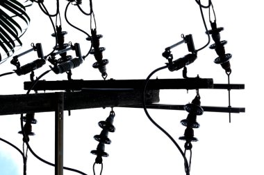 Direkteki elektrik kabloları