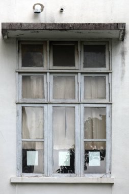 Terk edilmiş bir binanın penceresi.