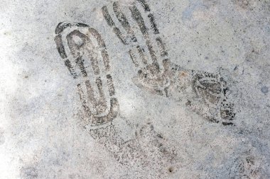 Taş zemin üzerinde ayak izi