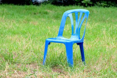 Bahçedeki eski plastik sandalye..