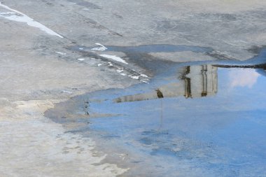 Nehrin kışın su yansıması