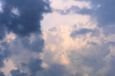 Bulutlu ve güneşli güzel gökyüzü