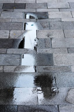 Yoldaki ıslak su birikintisi