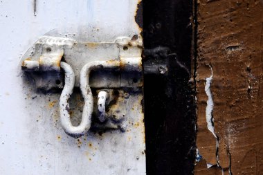 Paslı kapı kolu.