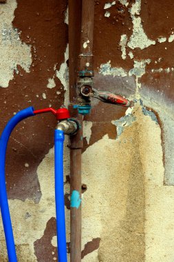 Kırmızı ve beyaz tuğlalı eski paslı boru.