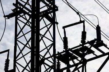 Gökyüzünün arka planında yüksek iletim hatları