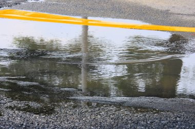 Islak zeminde soyut doku.