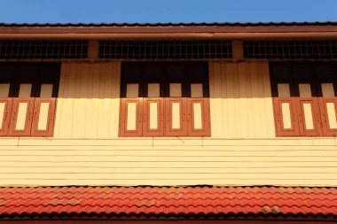 Kahverengi panjurlu ahşap pencere.