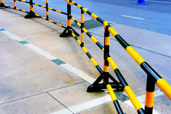 Yerdeki sarı bariyer