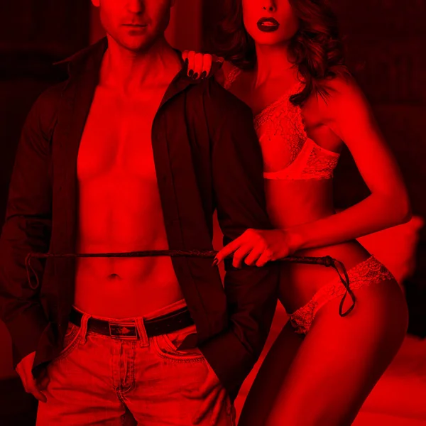 Sexig Dominerande Kvinna Underkläder Håller Piska Med Man Klient Rött — Stockfoto