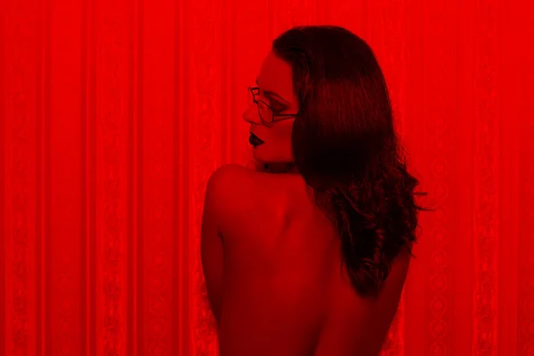 Zmysłowa Kobieta Okularach Pokazująca Nagie Plecy Przy Zabytkowej Ścianie Czerwonym — Zdjęcie stockowe